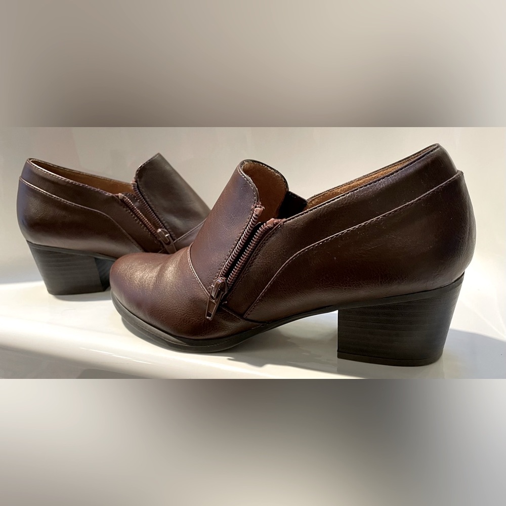 Natural Soul - Brown leather ankle “booties” size 8.5